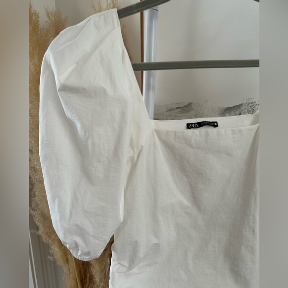 Crisp white top from Zara in size small. Stretchy, square neck, puff sleeves. - Picture 12 of 13